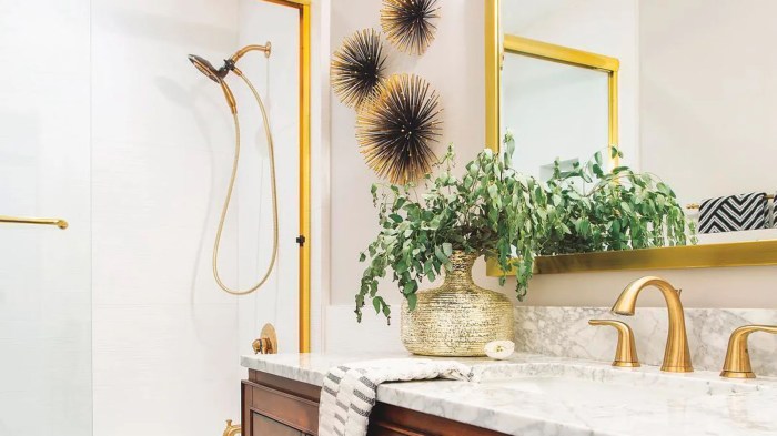 Gold decor for bathroom